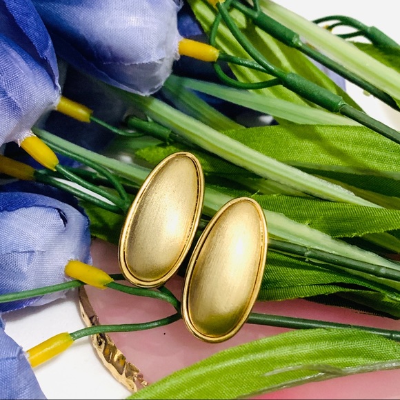 🌹Vintage Monet gold oval shape clip on earring - Picture 6 of 15